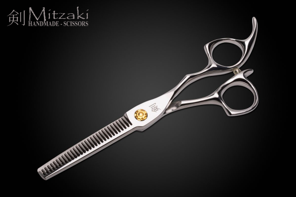 Mitzaki "Nisu"  ein Scherenset in  5,5 ZOLL oder in 6.0 ZOLL aus hochwertigem Japanstahl, perfekt  zum Slicen und allen anderen Arbeiten am Haar, ausgeprägter HOHLSCHLIFF, incl. Öler Lederetui & Zubehör